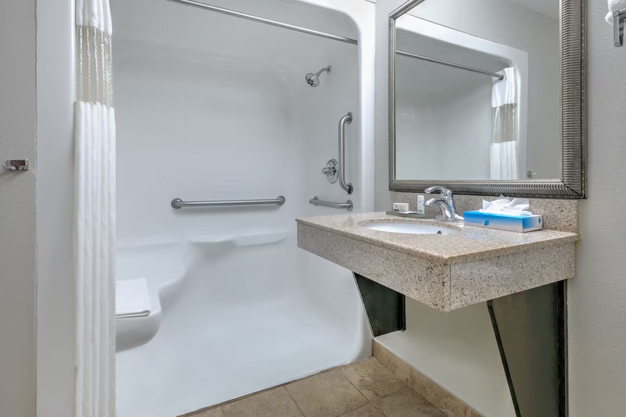 La Quinta Inn Suites by Wyndham Tulsa Broken Arrow — Bathroom