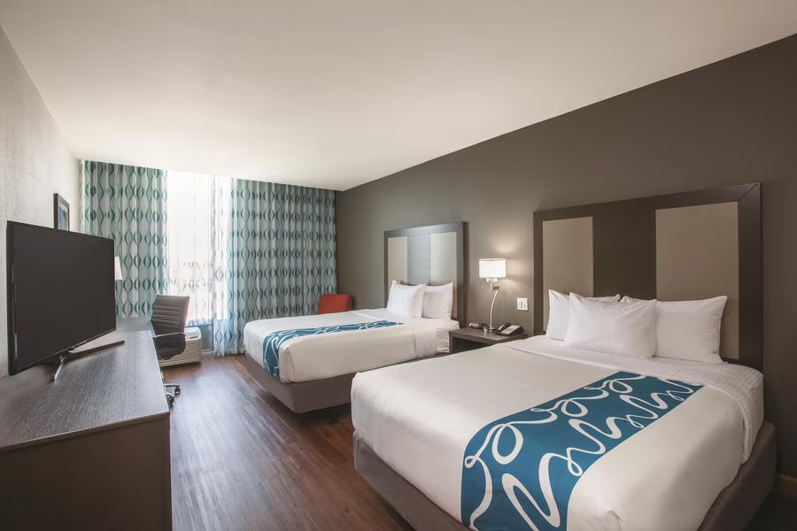 La Quinta Inn Suites by Wyndham Tulsa Broken Arrow — Guest room