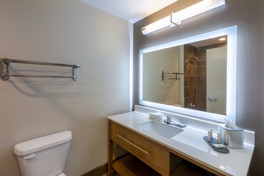 La Quinta Inn Suites by Wyndham Tulsa Catoosa Route 66 — Bathroom