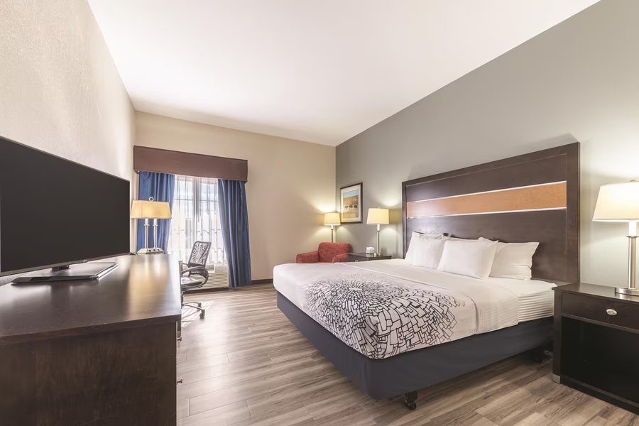La Quinta Inn Suites by Wyndham Tulsa Catoosa Route 66 — Guest room