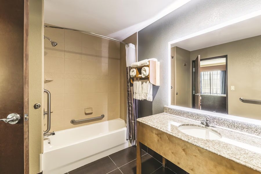 La Quinta Inn Suites by Wyndham Tulsa Downtown Route 66 — Bathroom