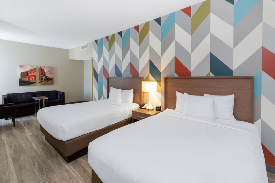 La Quinta Inn Suites by Wyndham Tulsa Downtown Route 66 — Guest room