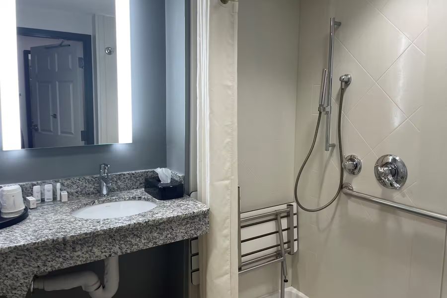 La Quinta Inn Suites By Wyndham Tulsa Midtown — Bathroom