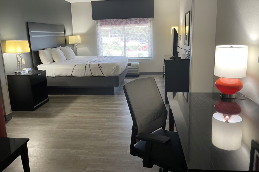 La Quinta Inn Suites By Wyndham Tulsa Midtown — Guest room