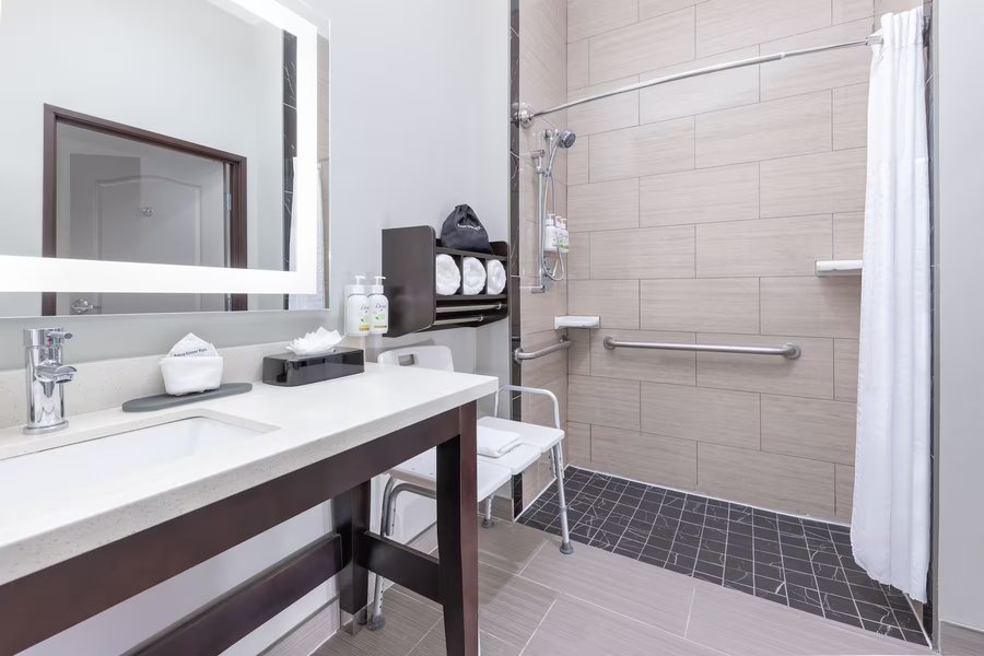 La Quinta Inn Suites by Wyndham Tyler South — Bathroom