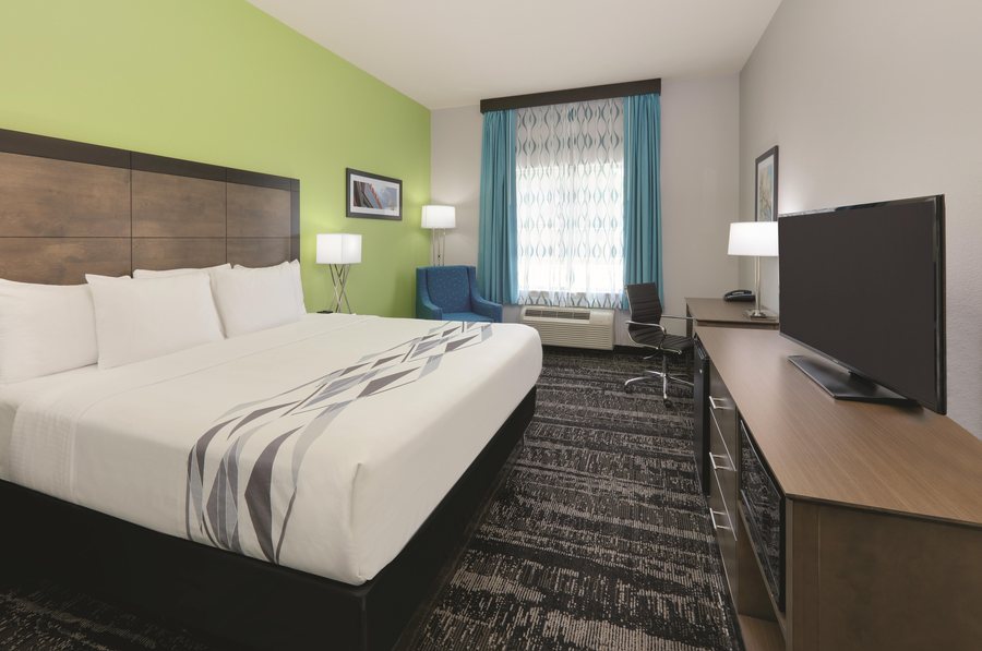 La Quinta Inn Suites by Wyndham Tyler South — Guest room