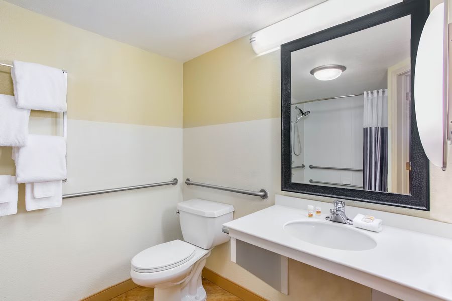 La Quinta Inn Suites By Wyndham Univ Area Chapel Hill — Bathroom