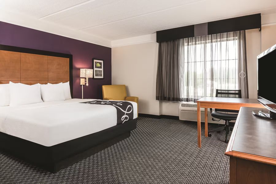 La Quinta Inn Suites By Wyndham Univ Area Chapel Hill — Guest room