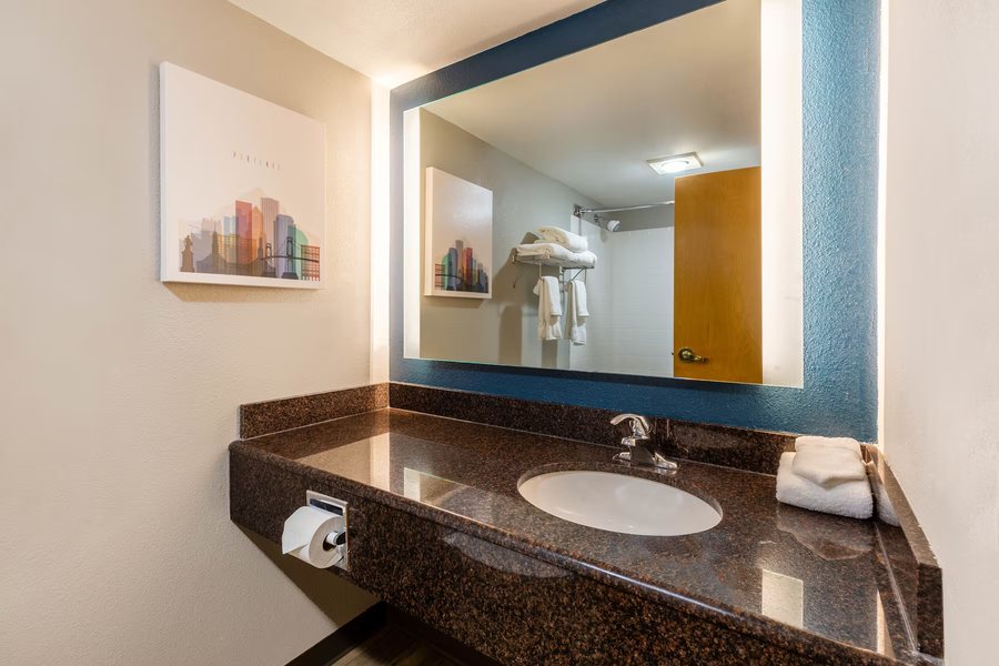La Quinta Inn Suites by Wyndham Vancouver — Bathroom