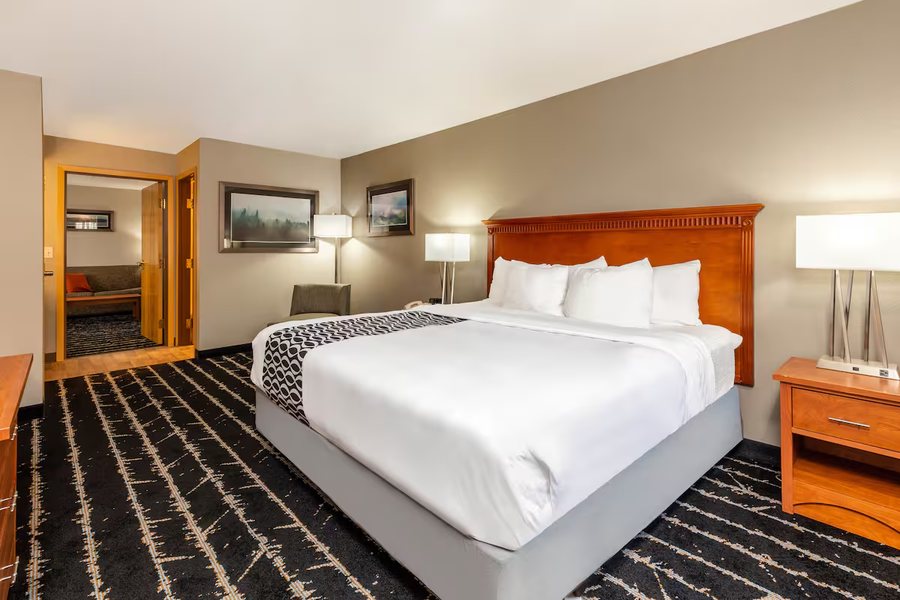 La Quinta Inn Suites by Wyndham Vancouver — Guest room