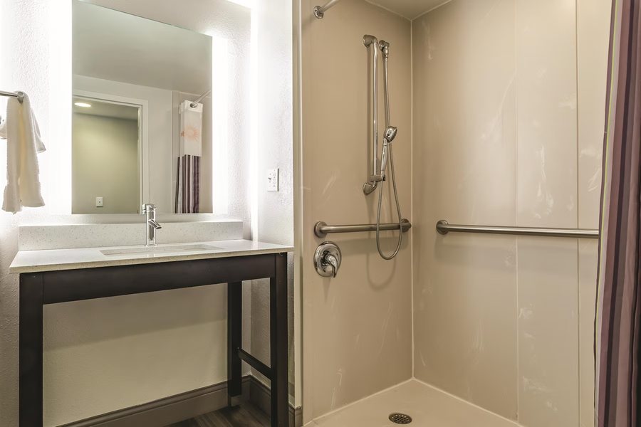 La Quinta Inn Suites by Wyndham Warwick Providence Airport — Bathroom