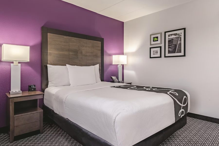La Quinta Inn Suites by Wyndham Warwick Providence Airport — Guest room