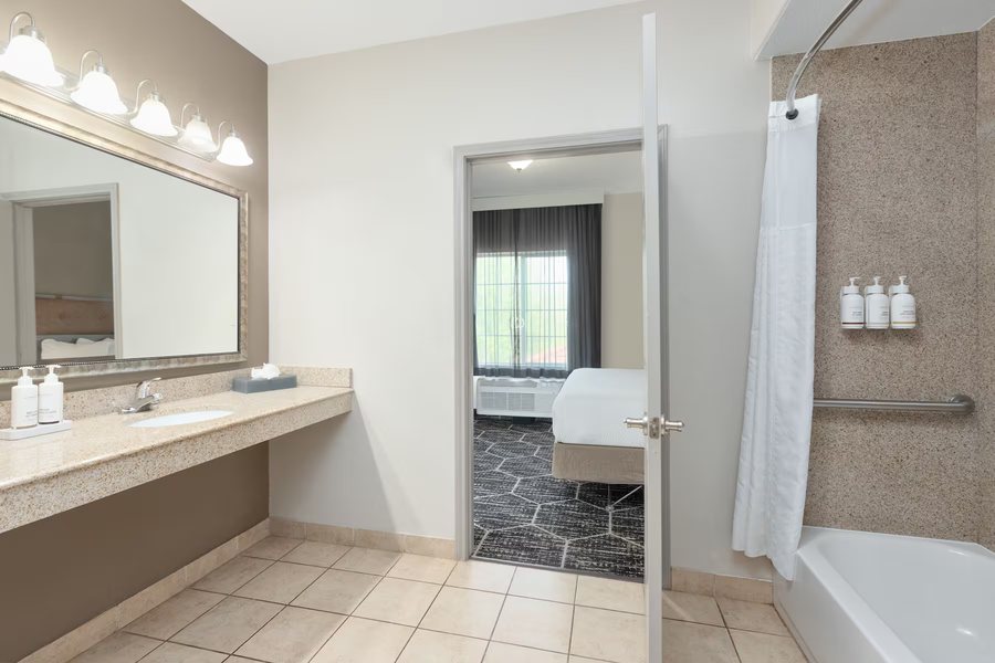 La Quinta Inn Suites by Wyndham Waxahachie — Bathroom