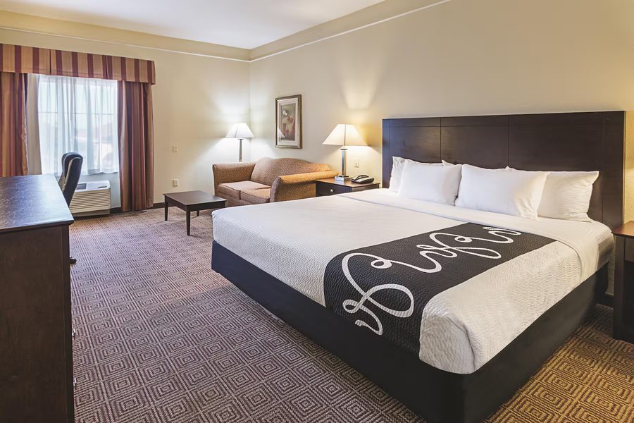 La Quinta Inn Suites by Wyndham Waxahachie — Guest room
