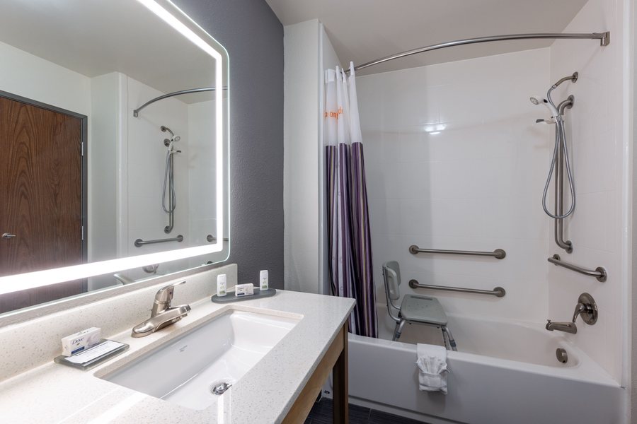 La Quinta Inn Suites by Wyndham West Monroe — Bathroom