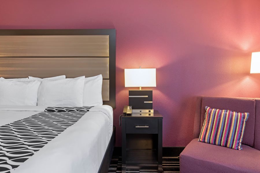 La Quinta Inn Suites by Wyndham West Monroe — Guest room