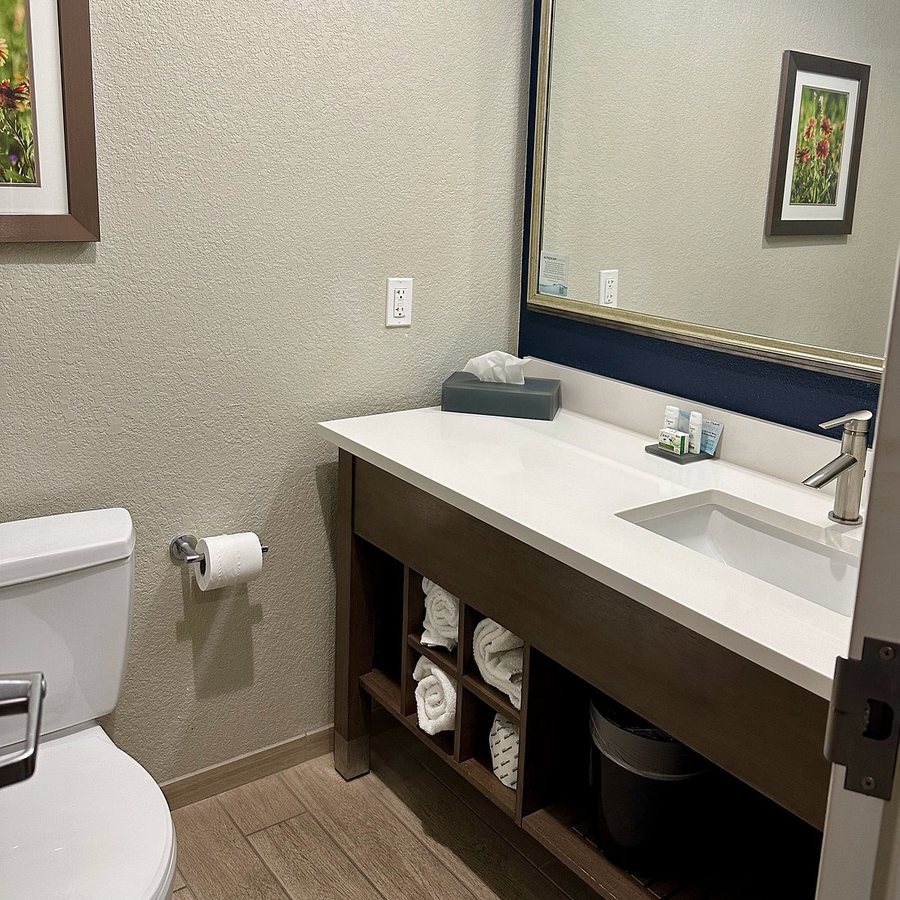 La Quinta Inn Suites by Wyndham Wichita Airport — Bathroom