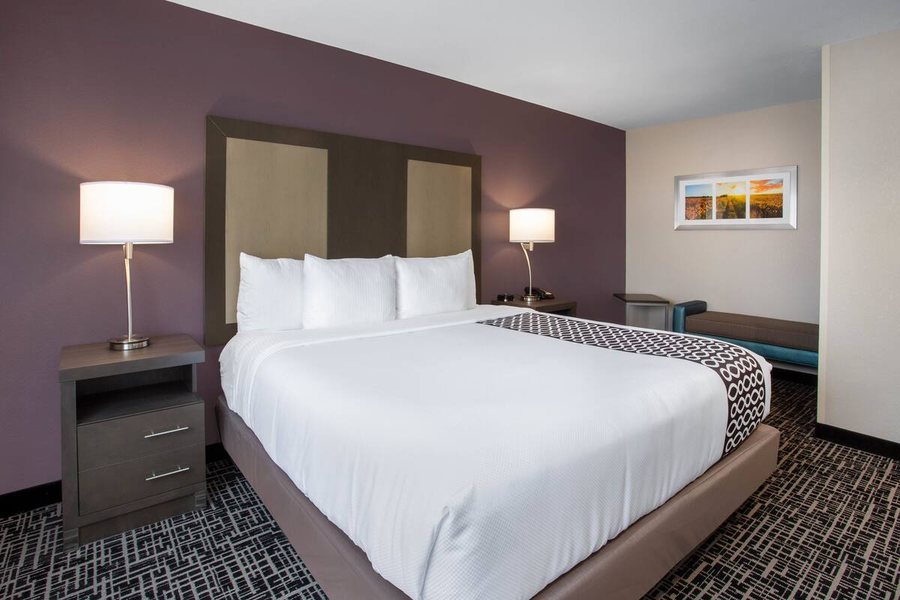 La Quinta Inn Suites by Wyndham Wichita Airport — Guest room