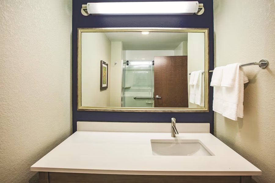 La Quinta Inn Suites by Wyndham Wichita Northeast — Bathroom