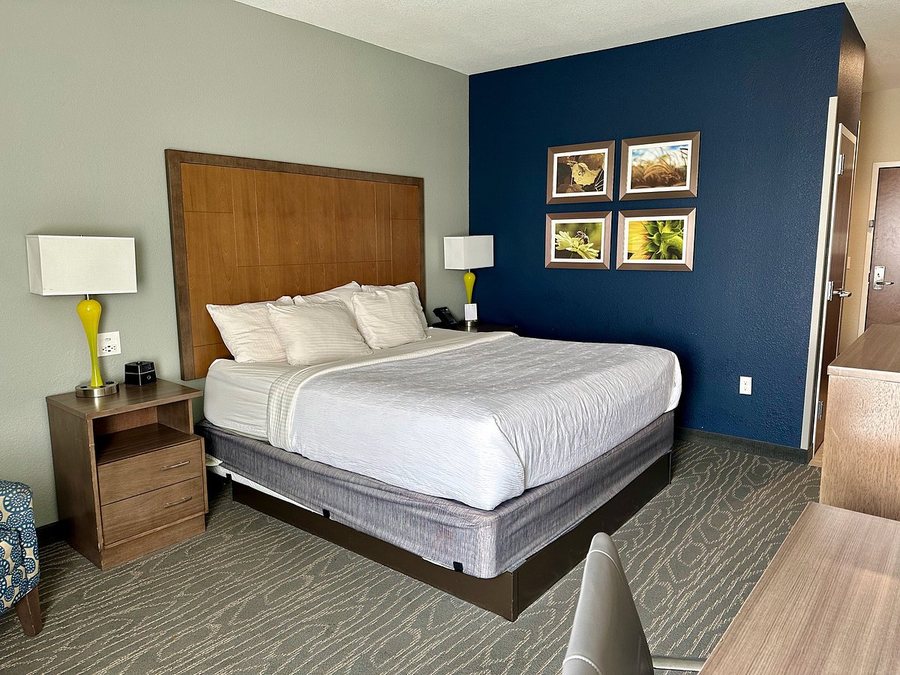 La Quinta Inn Suites by Wyndham Wichita Northeast — Guest room