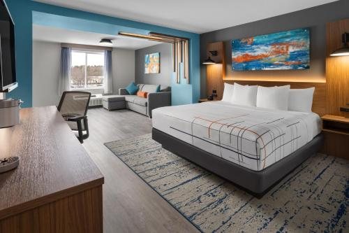 La Quinta Inn Suites By Wyndham Williston Burlington — Guest room