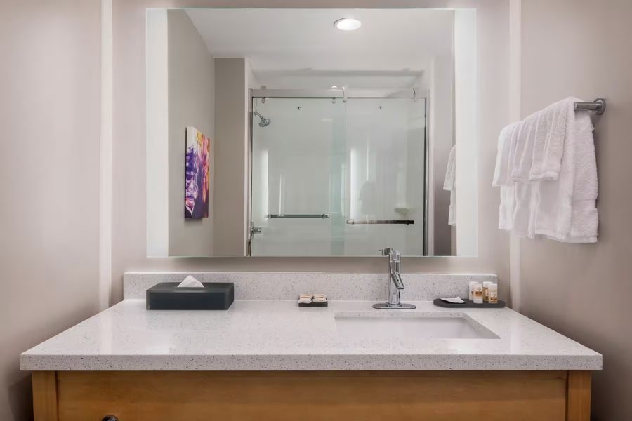 La Quinta Inn Suites by Wyndham Wisconsin Dells — Bathroom