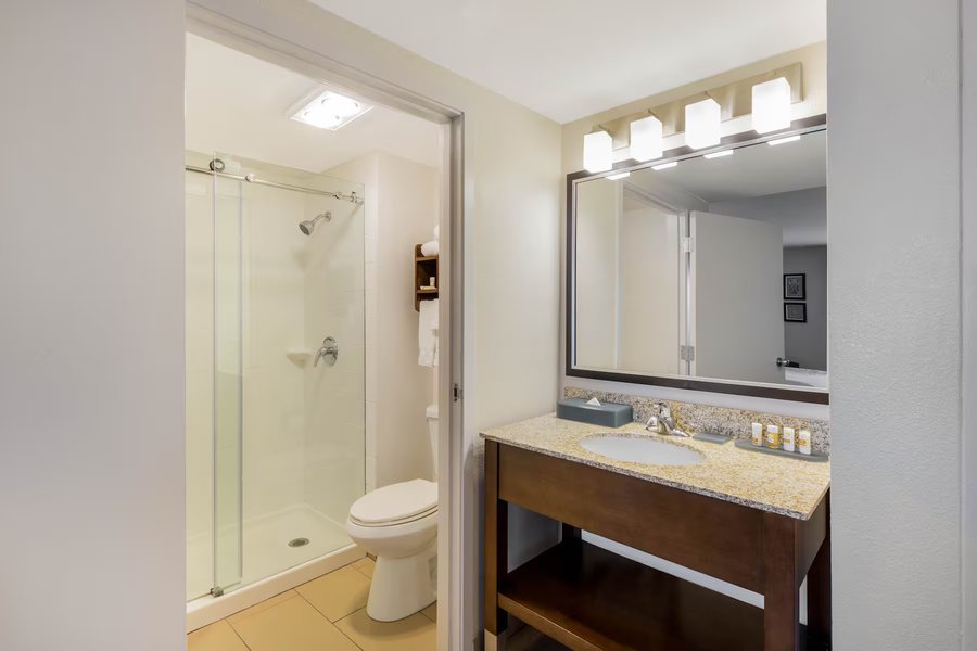 La Quinta Inn Suites by Wyndham Woodward — Bathroom