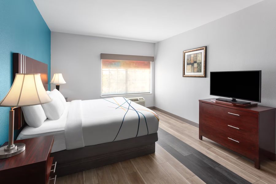 La Quinta Inn Suites by Wyndham Woodward — Guest room