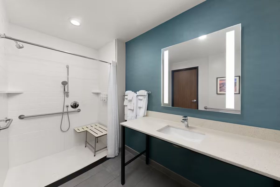 La Quinta Inn Suites by Wyndham Yakima Downtown — Bathroom