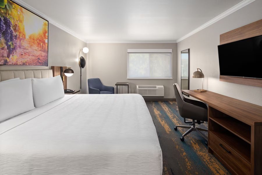 La Quinta Inn Suites by Wyndham Yakima Downtown — Guest room