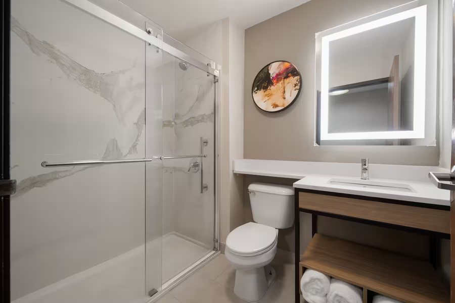 La Quinta Inn Suites Haywood Mall Near Greenville Downtown — Bathroom