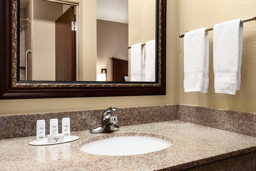 La Quinta Wichita Falls Texas — Bathroom