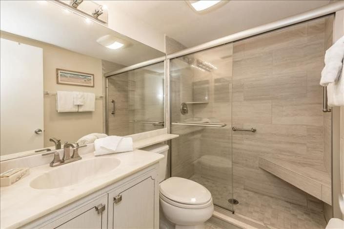 La Siesta Condominiums — Bathroom