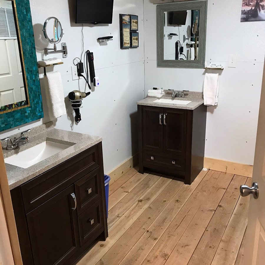 La Siesta Motel — Bathroom