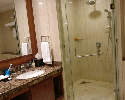 La Suite Dubai Hotel Apartments — Bathroom