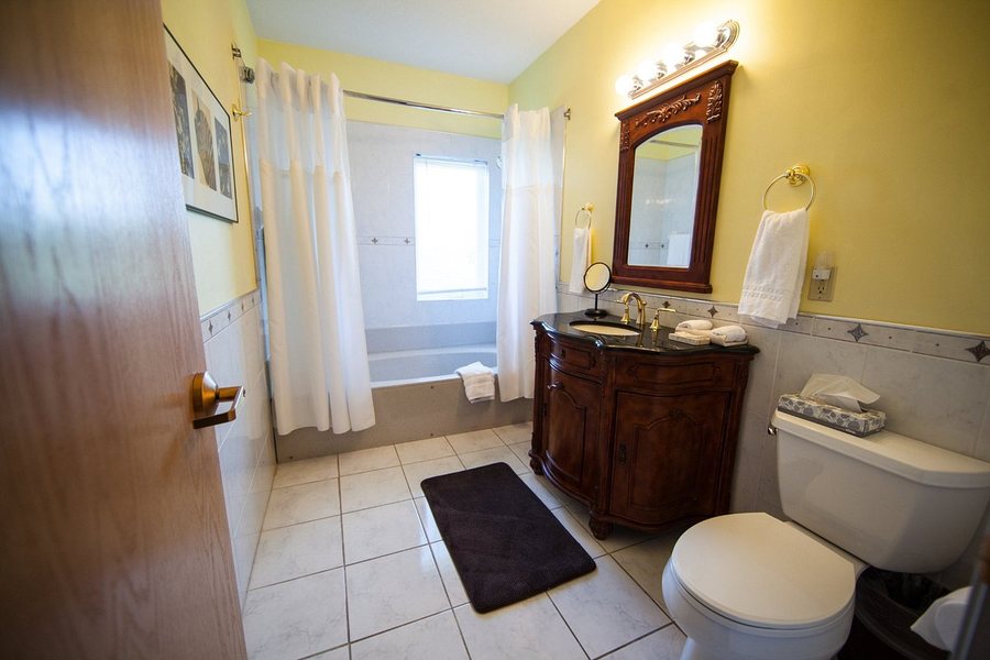 La Tourelle Inn Spa — Bathroom