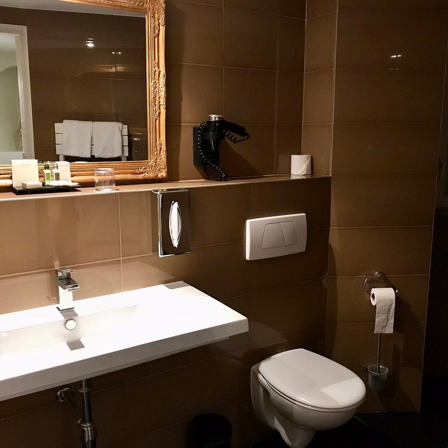 La Villa des Cannes — Bathroom