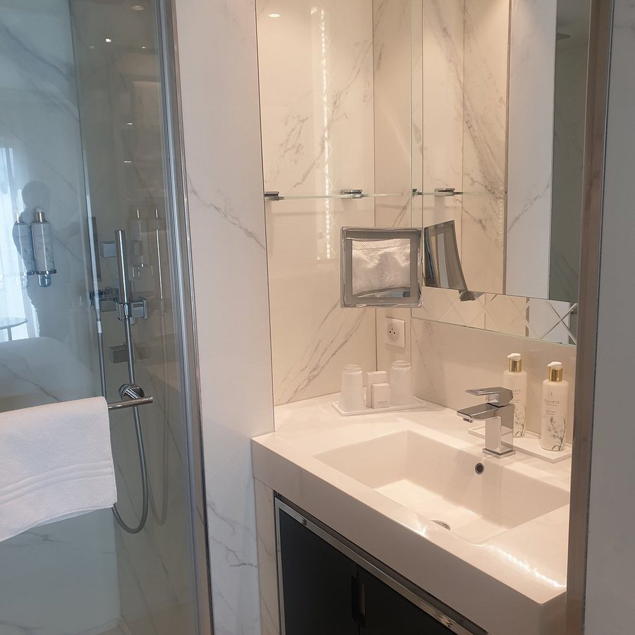 La Villa Haussmann — Bathroom
