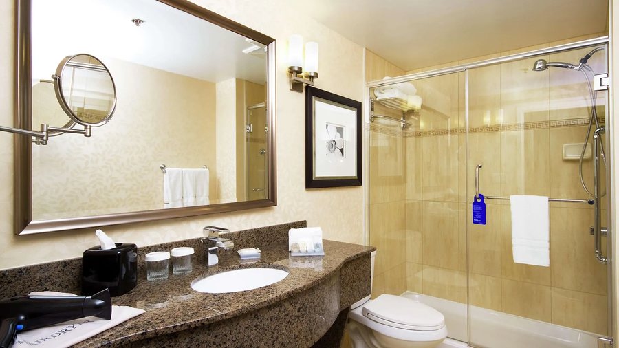 La Ville Inn — Bathroom