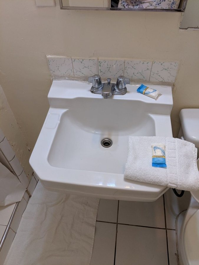 La Vista Motel — Bathroom