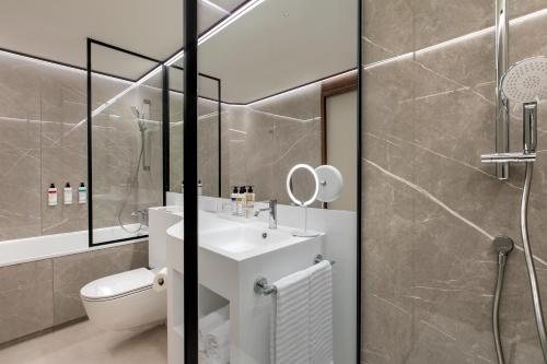 Labtwentytwo Barcelona a Tribute Portfolio Hotel Barcelona Catalonia — Bathroom