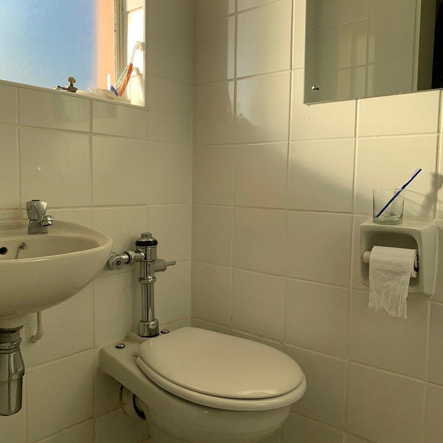 Lady Hamilton Hotel — Bathroom