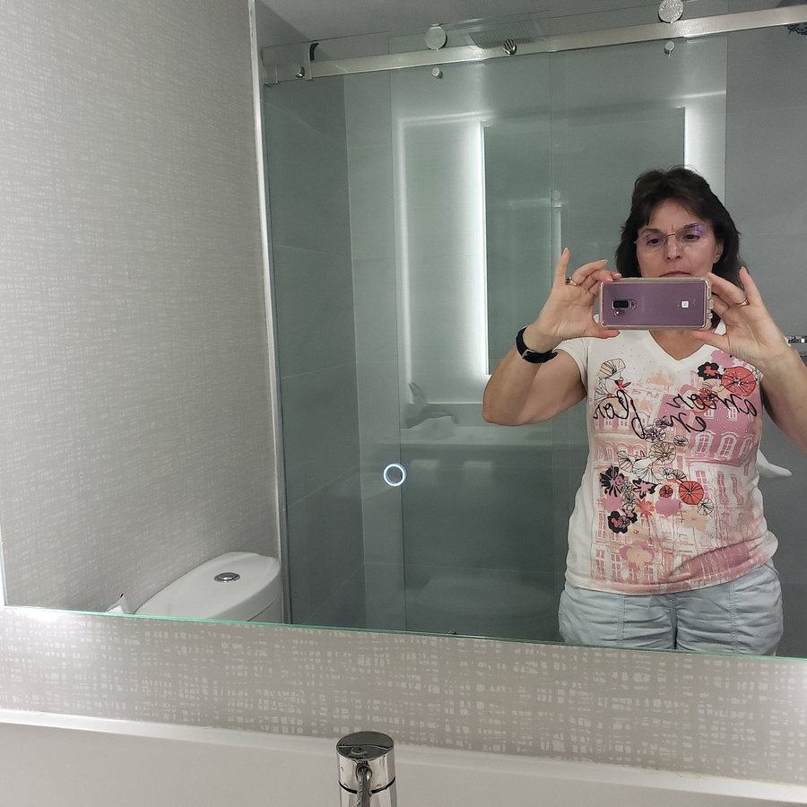 Lady Ruthelen Los Angeles California — Bathroom