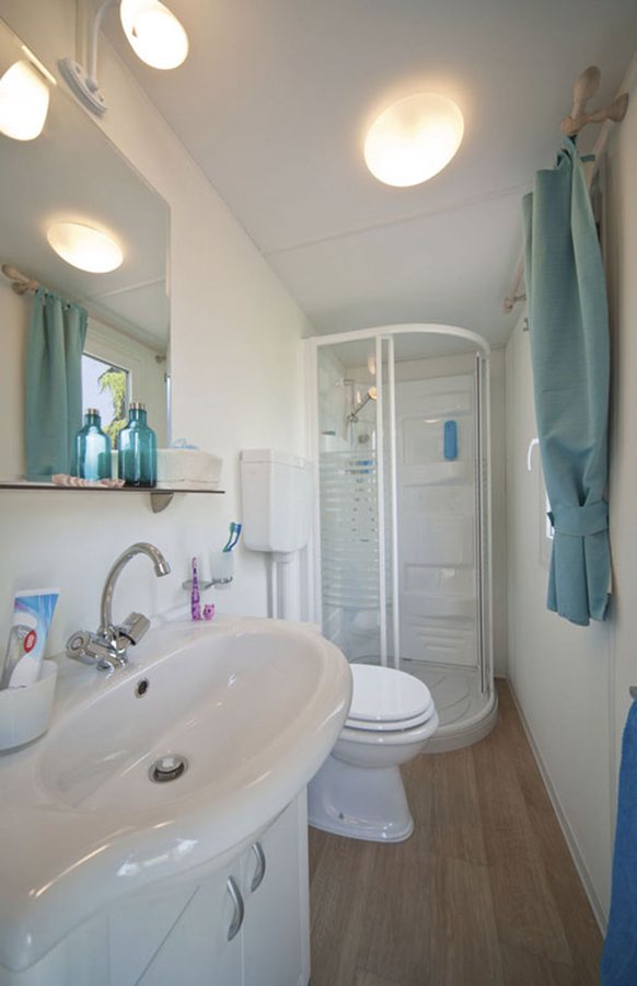 Lago Azzurro Camping Area Camper — Bathroom