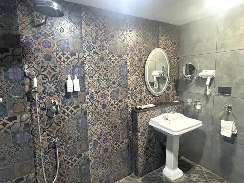 Lagoon Sarovar Premiere Resort — Bathroom
