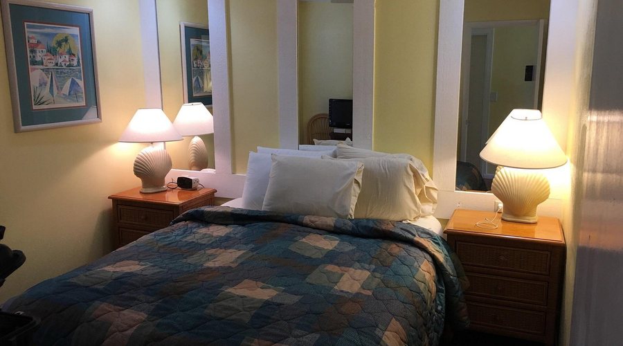 Lahaina Inn Resort — Guest room