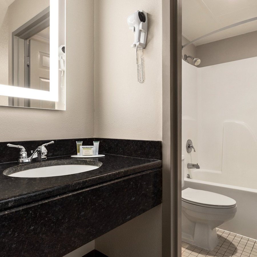 Lake Barkley Lodge — Bathroom