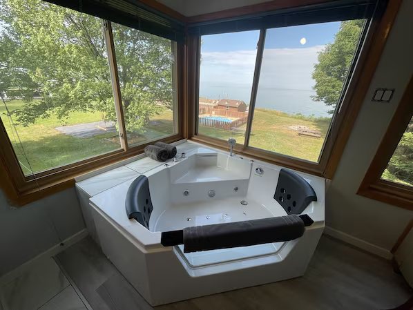 Lake Bluff Inn and Suites — Bathroom