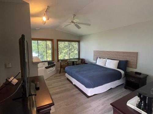 Lake Bluff Inn and Suites — Guest room