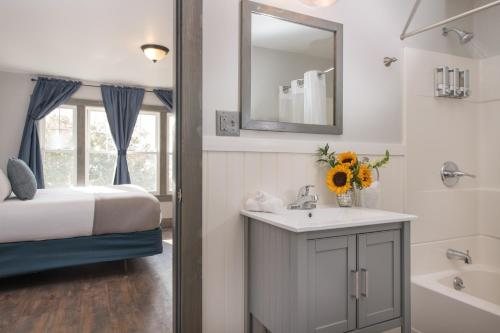 Lake Bomoseen Lodge — Bathroom